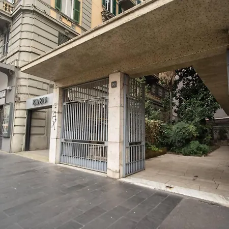 Naos Close Popolo Square * Rom