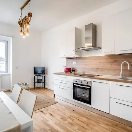 Naos Close Popolo Square *