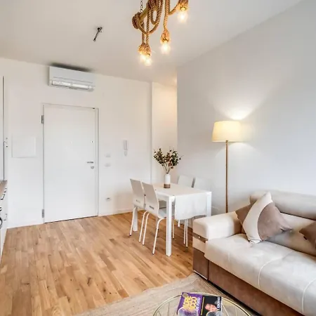 Naos Close Popolo Square * Rom