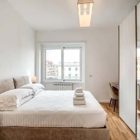 Naos Close Popolo Square *