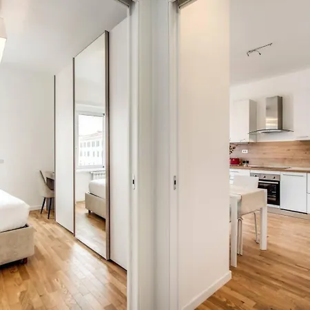 Naos Close Popolo Square Rom