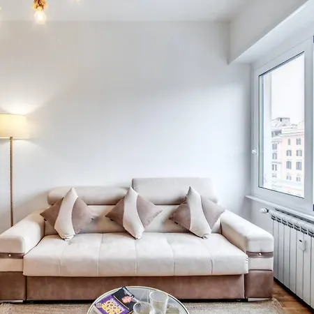 Naos Close Popolo Square * Rom