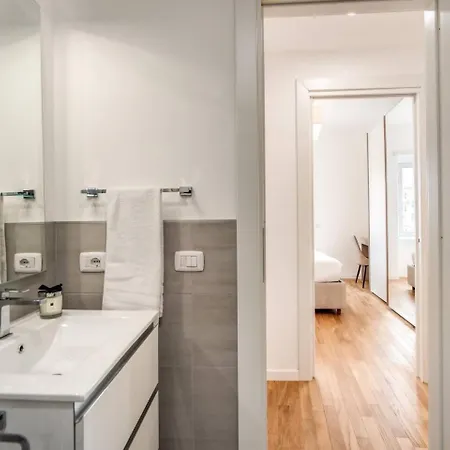 Naos Close Popolo Square