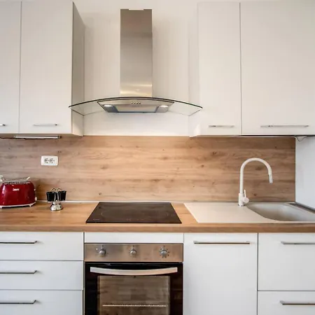 Naos Close Popolo Square *