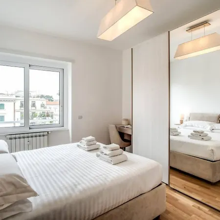 Naos Close Popolo Square