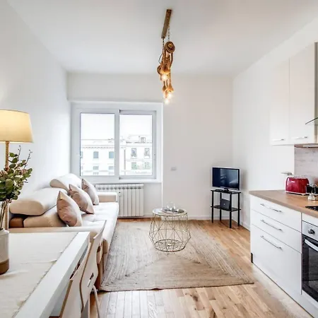 Naos Close Popolo Square Lägenhet *