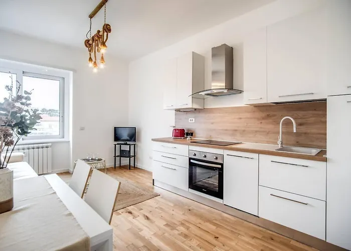 Naos Close Popolo Square *