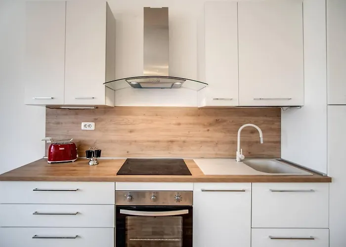 Naos Close Popolo Square *